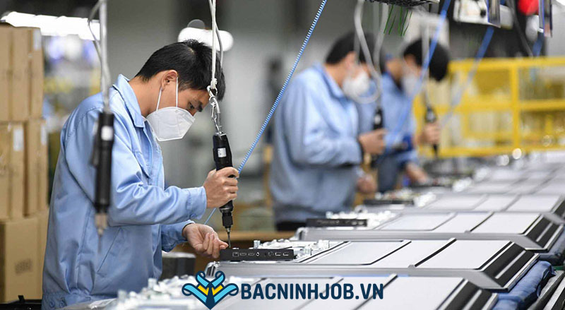 Công nhân lao động phổ thông làm việc trong khu công nghiệp Bắc Ninh