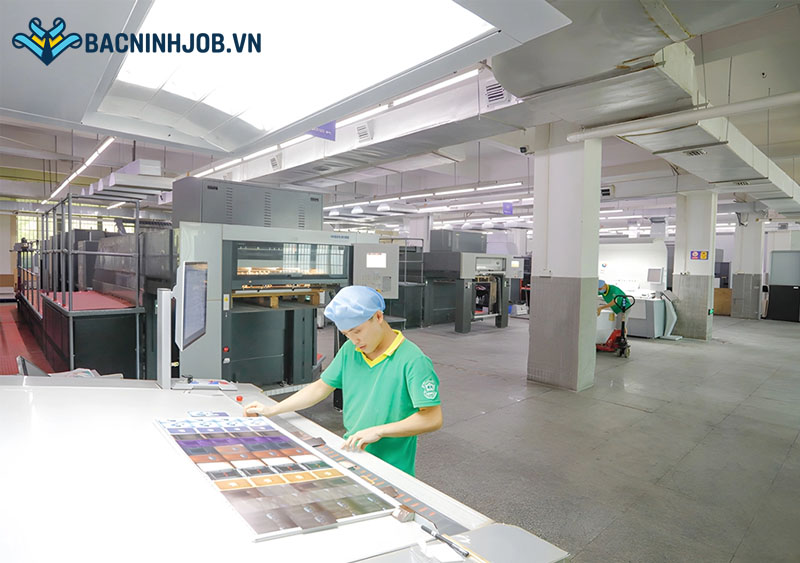 Công nhân vận hành máy in trong xưởng tại Bắc Ninh