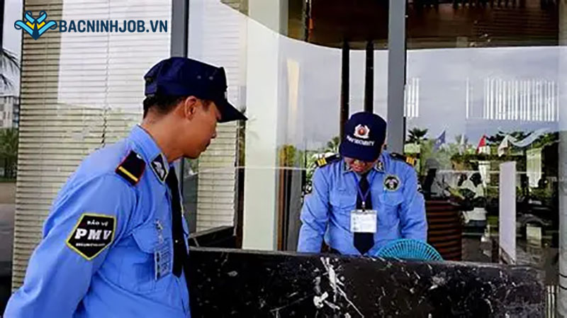 Đội trưởng bảo vệ kiểm tra ca trực tại doanh nghiệp Bắc Ninh