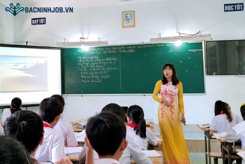 Giáo viên trung học đang giảng bài tại trường học Bắc Ninh