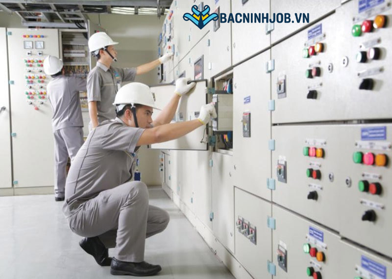 Kỹ sư điện kiểm tra và vận hành hệ thống điều khiển