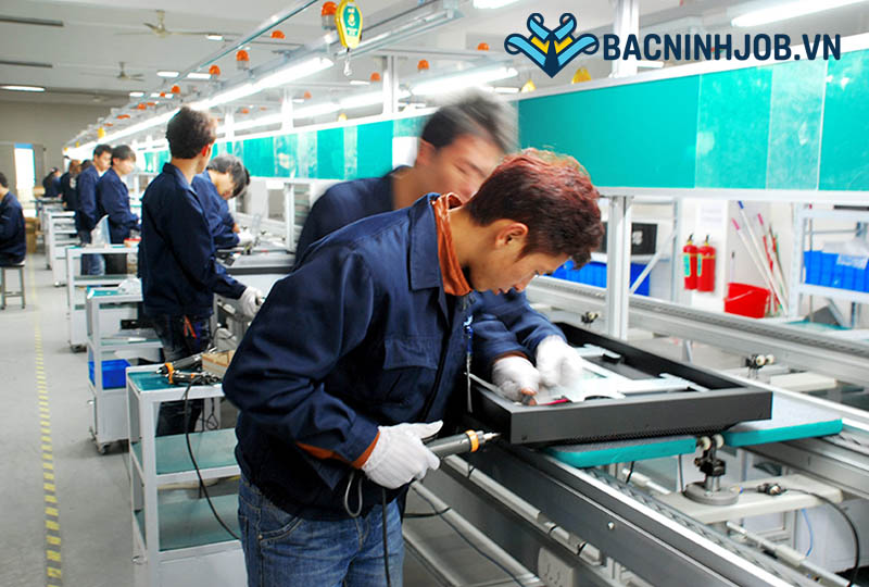 Kỹ thuật viên điện làm việc tại nhà máy trong khu công nghiệp Bắc Ninh