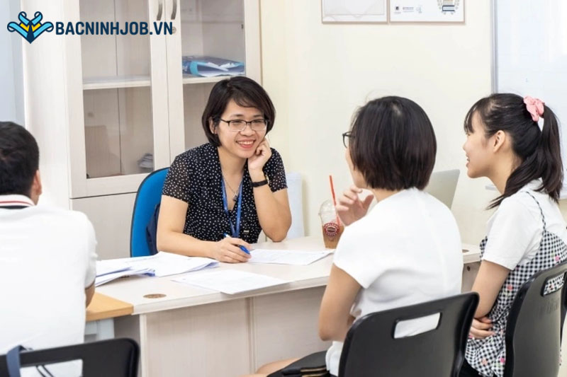 Nhân sự giáo dục trao đổi công việc tại văn phòng đào tạo Bắc Ninh