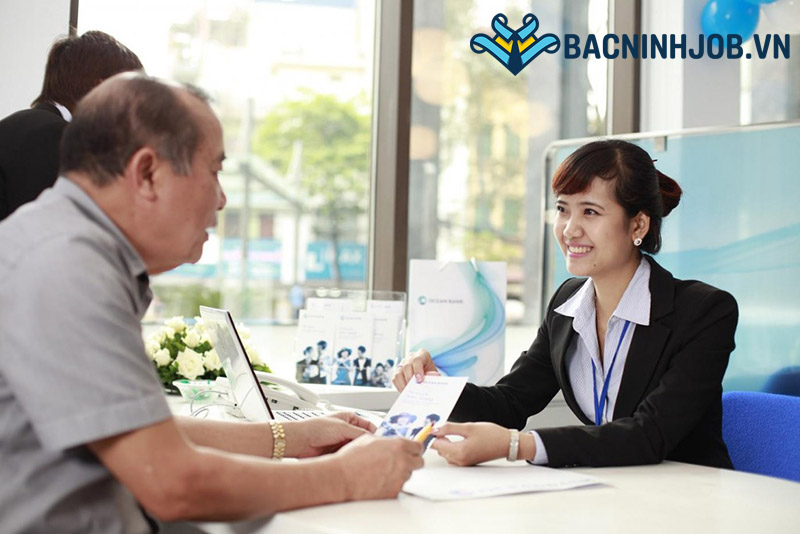 Nhân viên kinh doanh làm việc và trao đổi với khách hàng