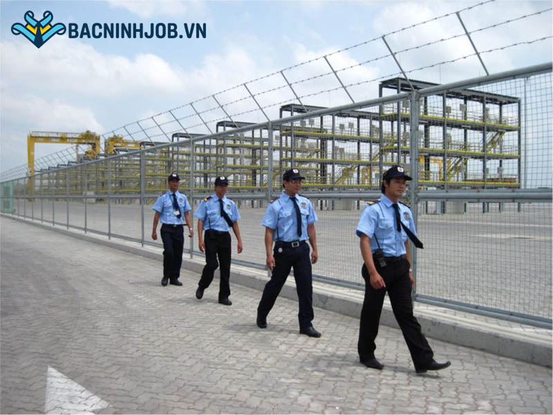 Nhân viên bảo vệ tuần tra trong khuôn viên nhà máy Bắc Ninh