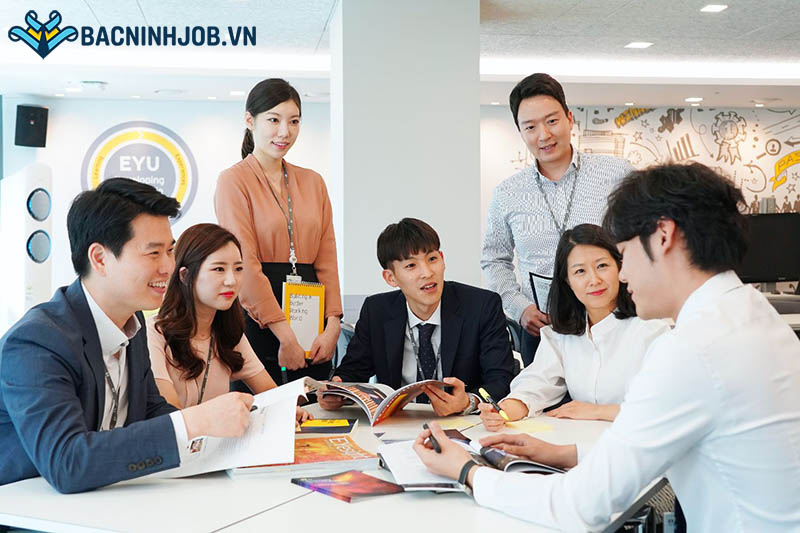 Nhân viên marketing trao đổi kế hoạch chiến dịch tại văn phòng Bắc Ninh