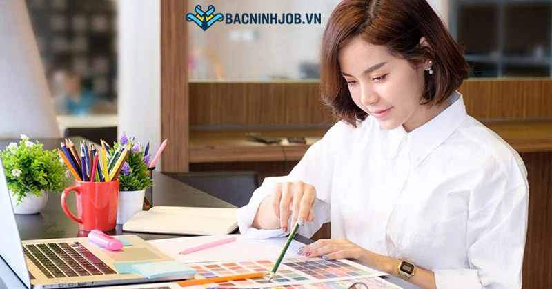 Nhân viên thiết kế kiểm tra chế bản trước khi sản xuất tại xưởng in Bắc Ninh