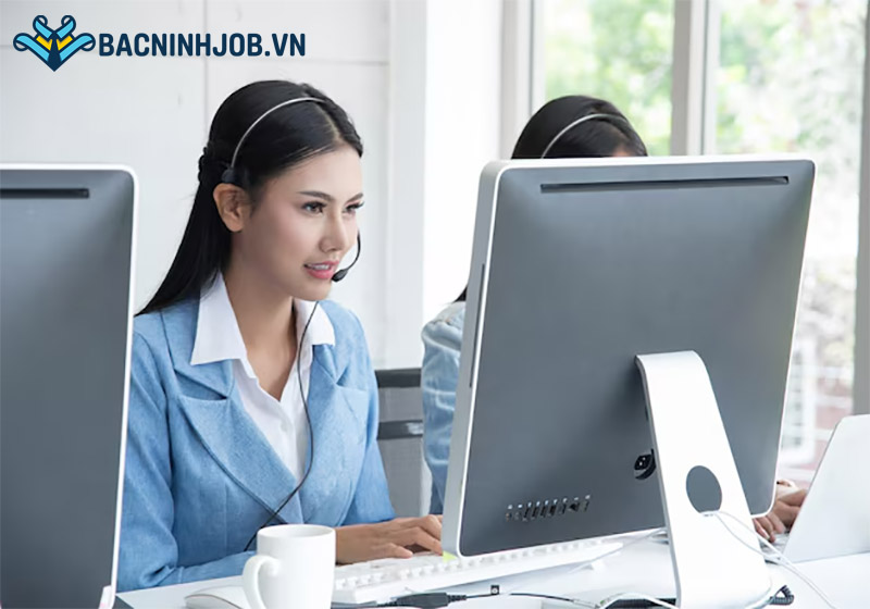 Nhân viên tư vấn chứng khoán làm việc tại văn phòng giao dịch Bắc Ninh