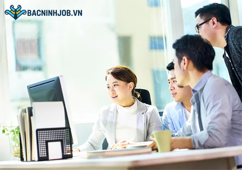 Nhân viên văn phòng trao đổi công việc tại doanh nghiệp Bắc Ninh