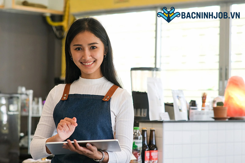 Nhân viên bán hàng làm việc tại cửa hàng ở Bắc Ninh