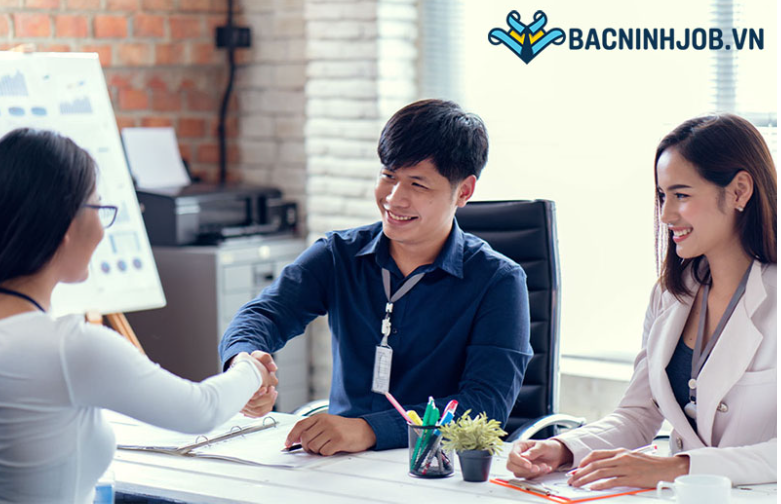 Nhân viên kinh doanh làm việc với khách hàng doanh nghiệp tại Bắc Ninh