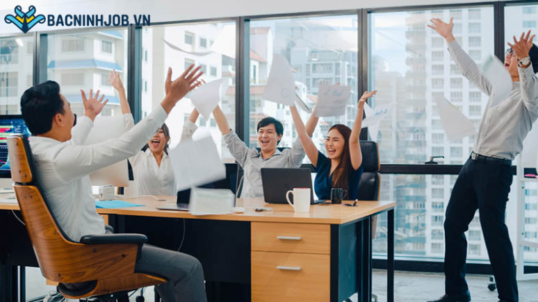 Nhân viên văn phòng tham gia đào tạo kỹ năng làm việc