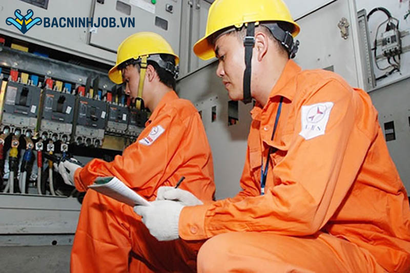 Thợ điện được đào tạo kỹ năng và an toàn lao động